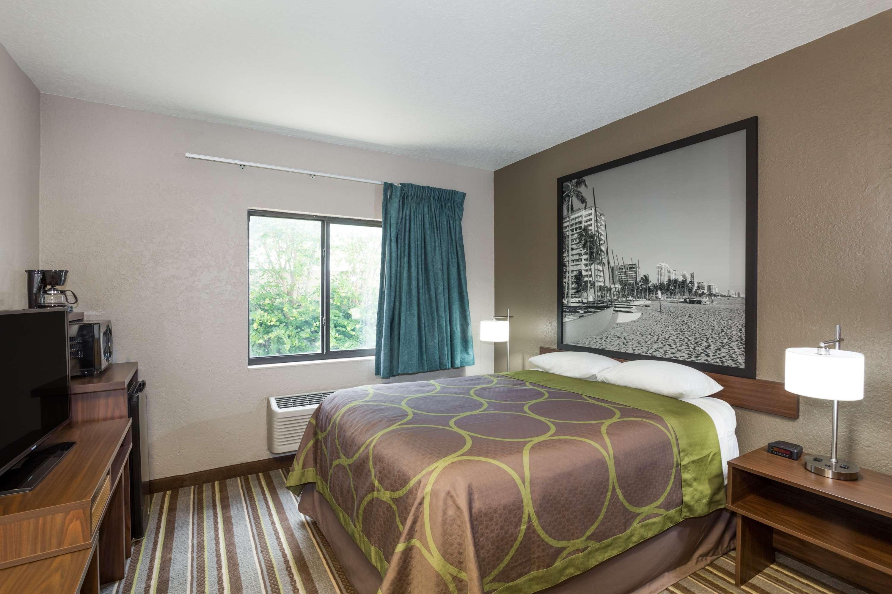 Super 8 By Wyndham Pompano Beach Exterior photo