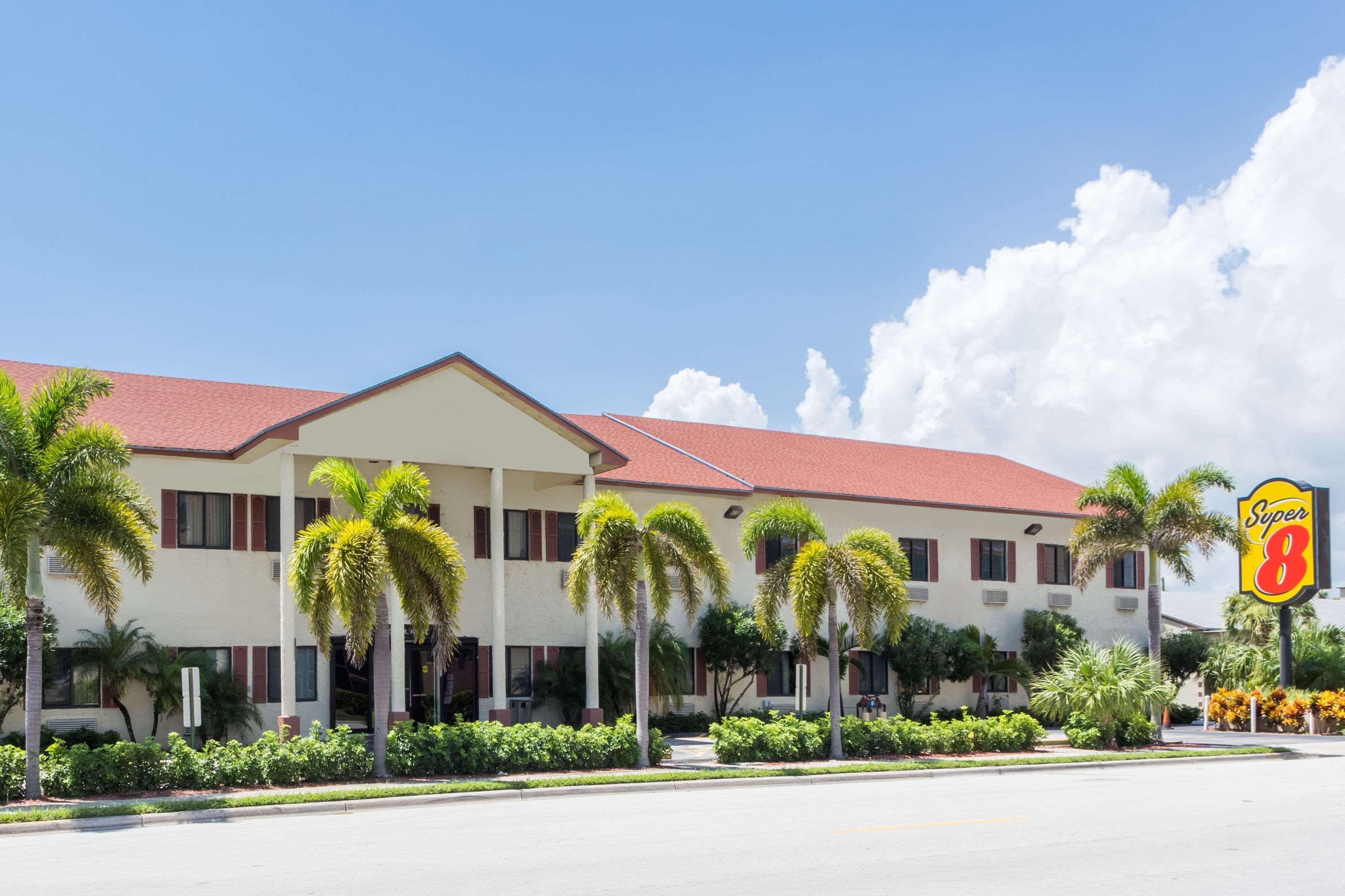 Super 8 By Wyndham Pompano Beach Exterior photo