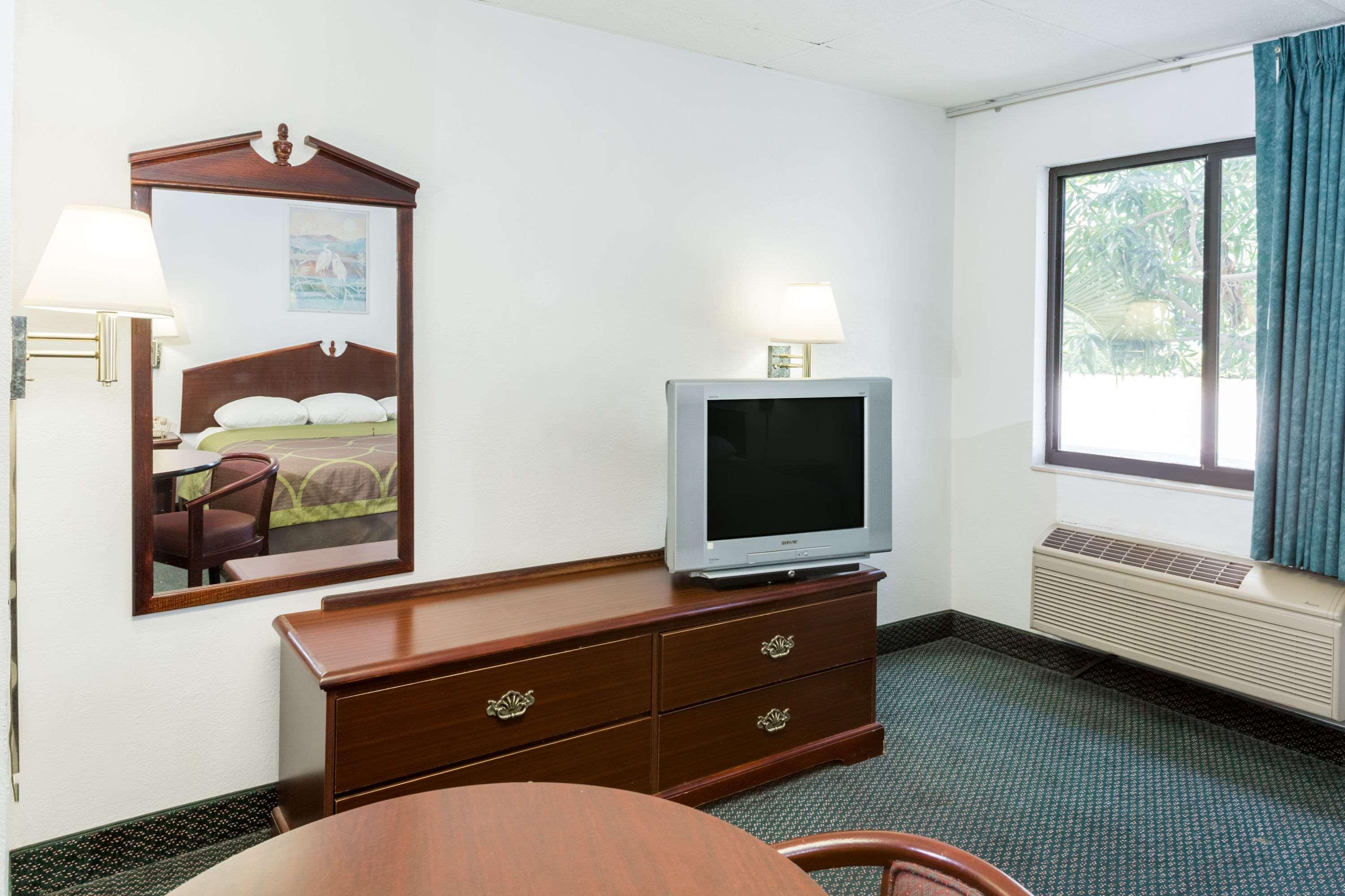 Super 8 By Wyndham Pompano Beach Exterior photo