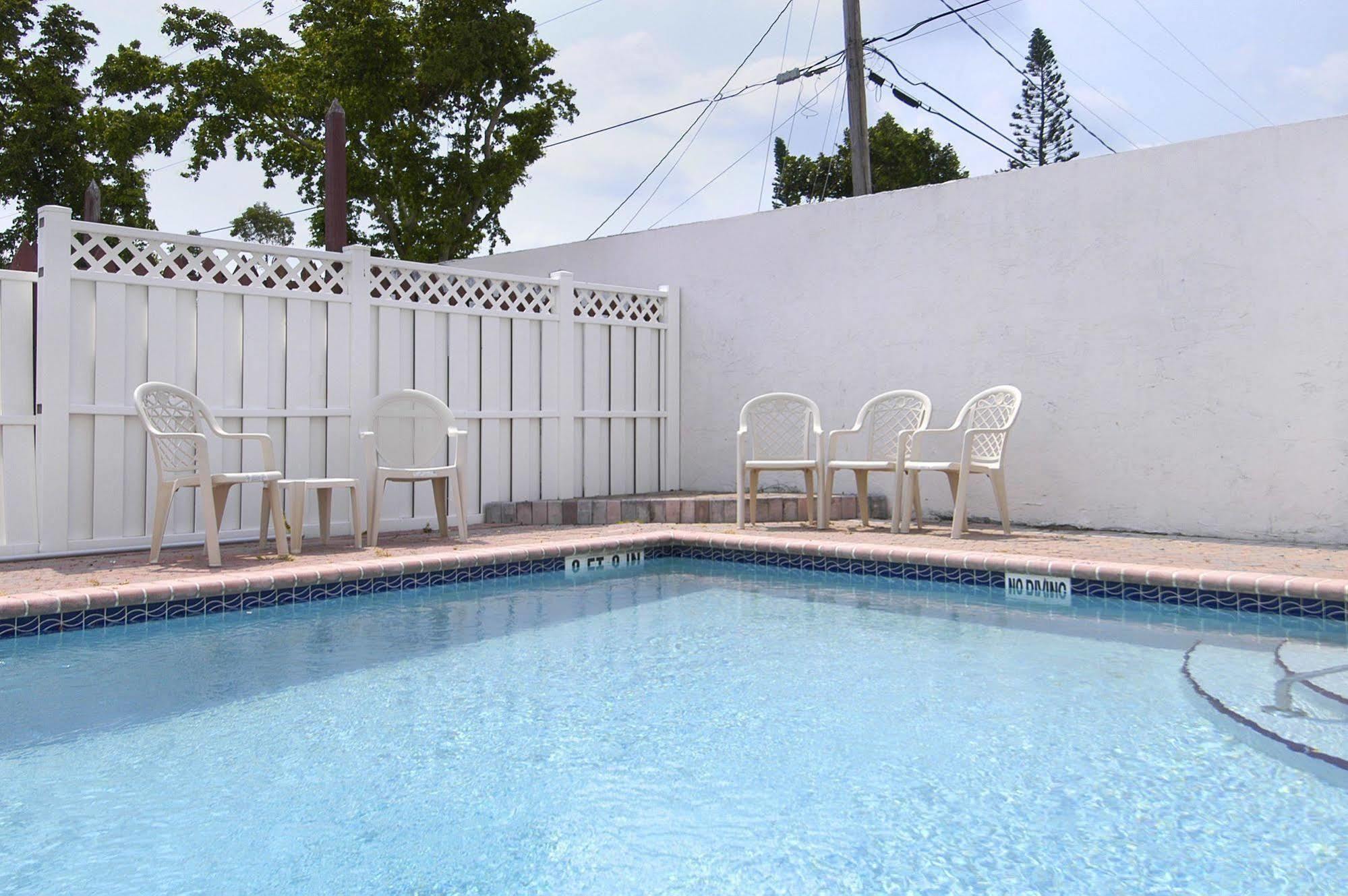 Super 8 By Wyndham Pompano Beach Exterior photo